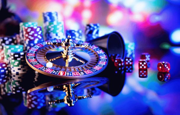 ifinitybet ၌ Jackpot Slots ဂိမ်း ကစားနေသောမြင်ကွင်း — ငွေကြေးများ ကြိုးမျဉ်းများပေါ် ကျလာနေသည်